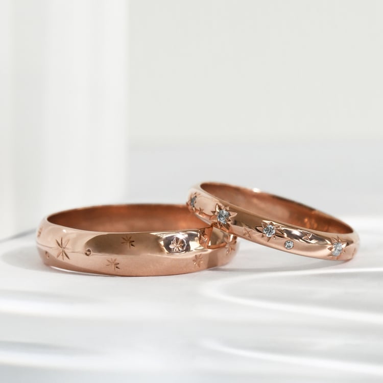 Svadobné obrúčky s ručnou rytinou hviezd a diamantmi Devin 118177