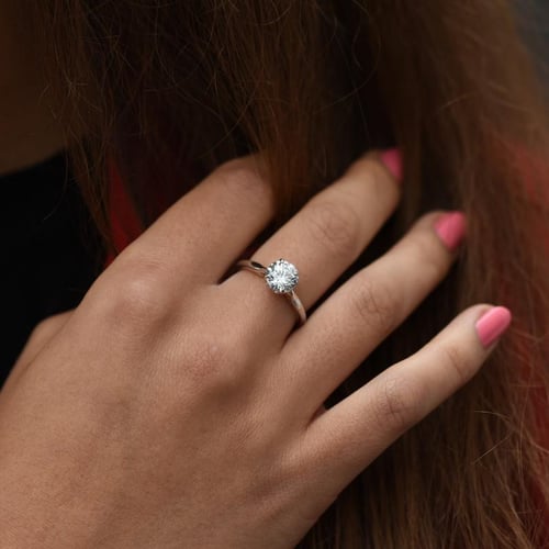 Zásnubný prsteň s postrannými lab-grown diamantmi Lisabet