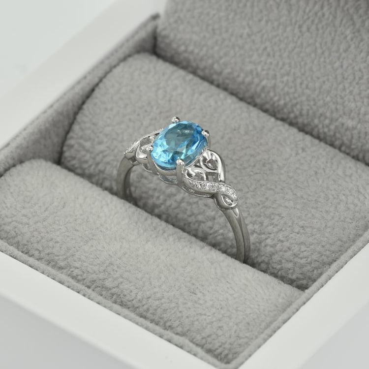 Zlatý prsteň s topásom a diamantmi 46723