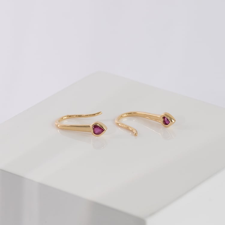 Visiace náušnice s rubínovými srdiečkami Levy 124541