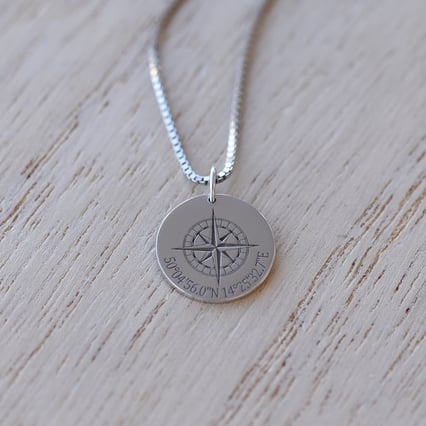 Strieborný prívesok s gravírom súradníc podľa vlastnej voľby Amalya