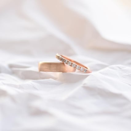 Eternity prsteň s moissanitmi a pánska pologuľatá svadobná obrúčka Anastasia