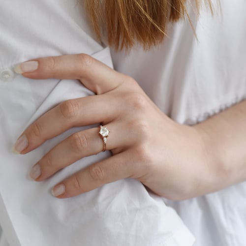 Zásnubný prsteň s hexagon moissanitom a pear diamantmi Larissa
