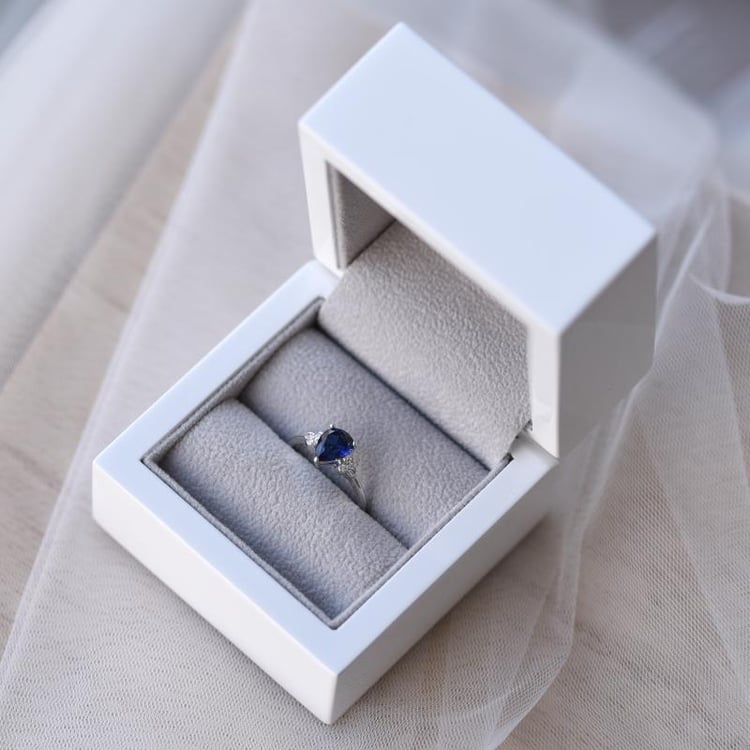 Zlatý prsteň so zafírom 52353