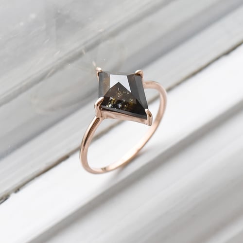 Minimalistický prsteň so salt and pepper diamantom Brogan