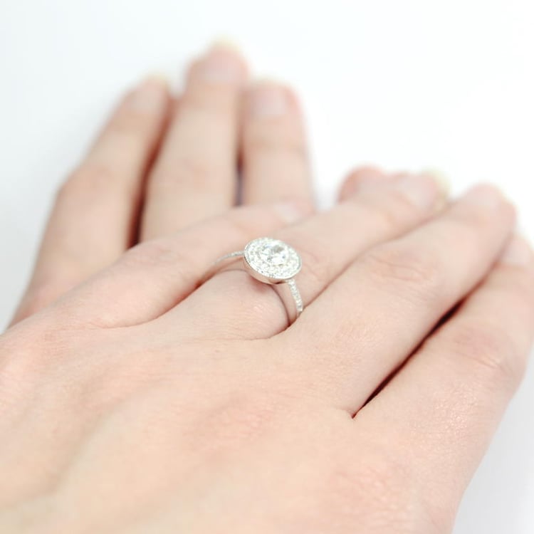 Diamantový prsteň z 18k zlata na ruke Gytha 5007