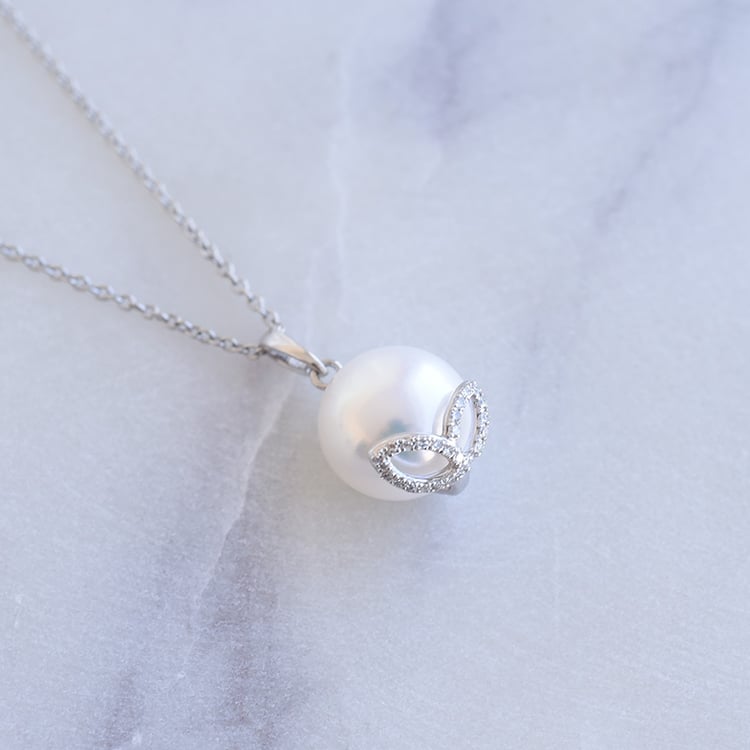 Zlatý prívesok s perlou a diamantovými lístky 87406