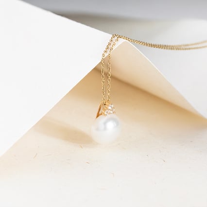Romantický zlatý prívesok s perlou a zirkónmi Megyn