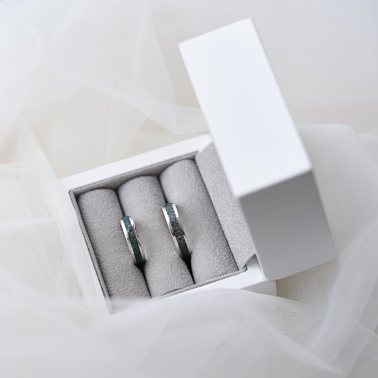 Obrúčky s čiernou opálovou výplňou 63332