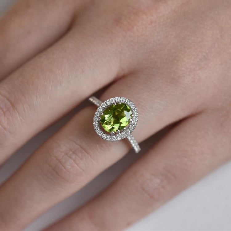 Strieborný prsteň s oválnym olivínom 25098