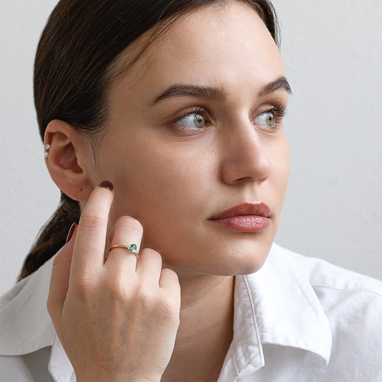 Zásnubný prsteň so smaragdom a diamantmi Kylie 133269