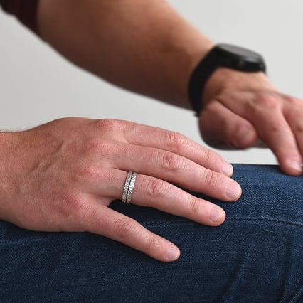 Tepané svadobné obrúčky s čiernym a bielym enamelom Pedres