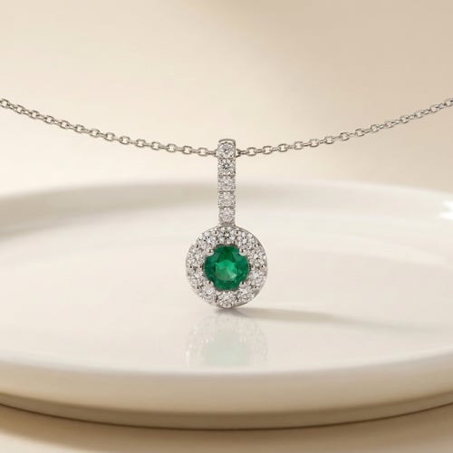 Elegantný strieborný prívesok so smaragdom a lab-grown diamantmi Dakota
