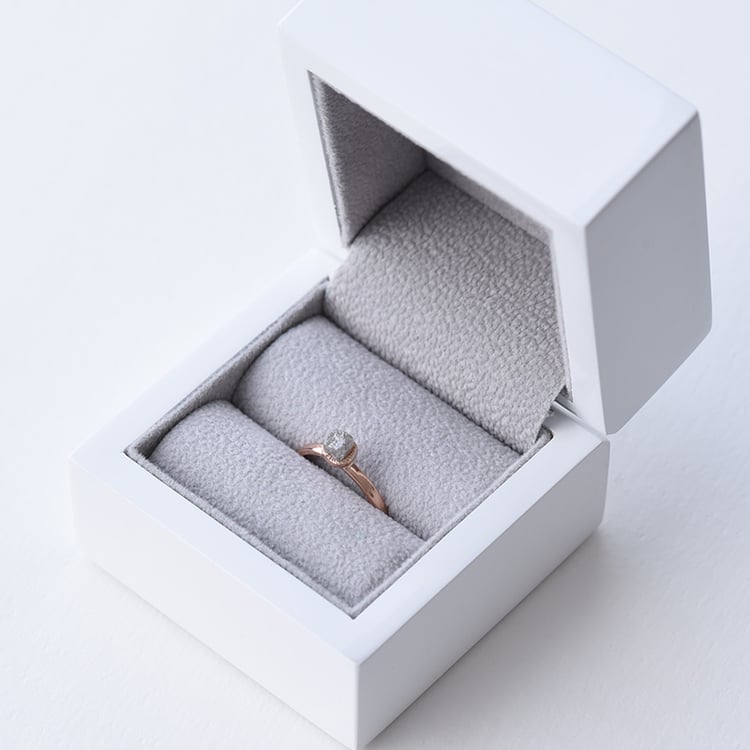 Zlatý zásnubný prsteň s diamantom 75143