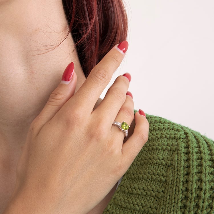 Strieborný prsteň s olivínom a zirkónmi Dalhie 109403