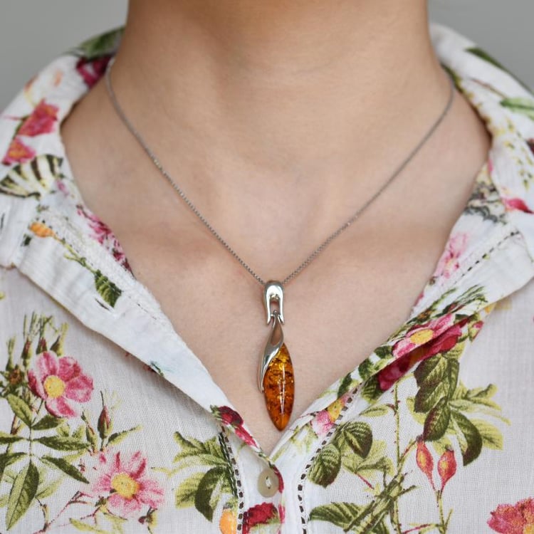 Strieborný náhrdelník s marquise jantárom Pheab 20464