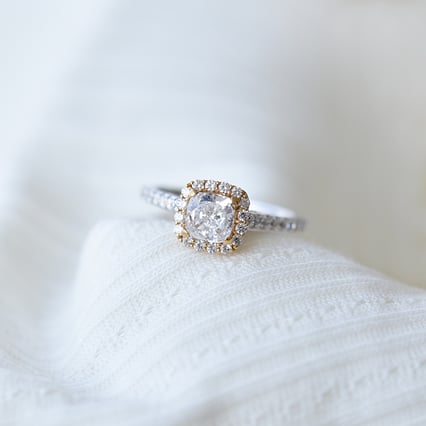 Zásnubný prsteň v halo štýle s cushion diamantom Eliann