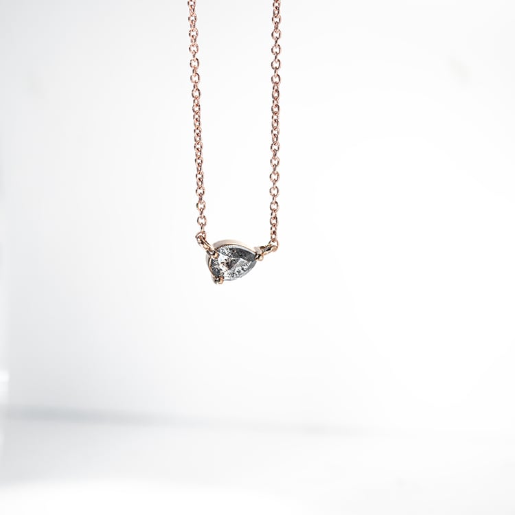 Náhrdelník s pear salt and pepper diamantom Jazmyn 128621