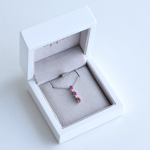 Elegantný prívesok s diamantmi a rubínmi Anjali
