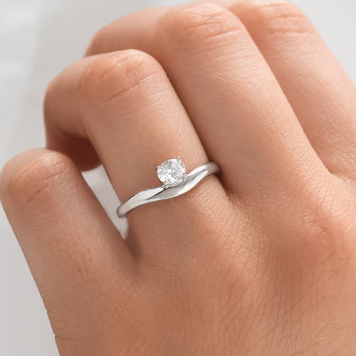 Atypický zásnubný prsteň s oval lab-grown diamantom Adina