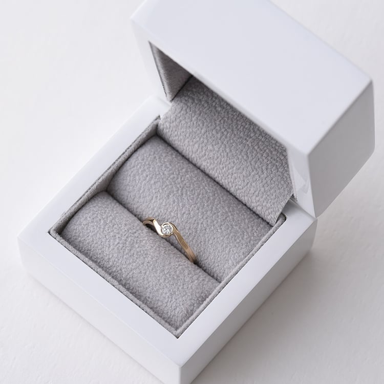 Zlatý prsteň s diamantmi 74845