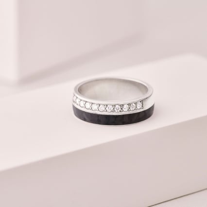 Plochý snubný prsteň z karbónu a striebra se zirkonami Cassia