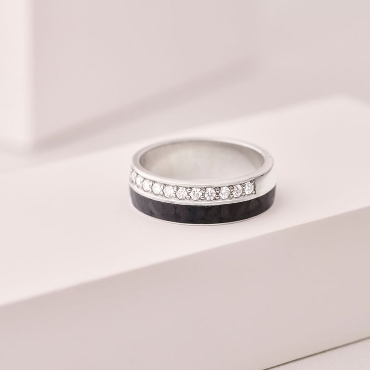Plochý snubný prsteň z karbónu a striebra se zirkonami Cassia 165781