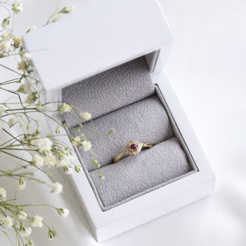 Zásnubný rubínový prsteň s postrannými diamantmi Krell