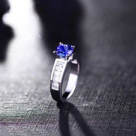 Zlatý zásnubný prsteň s tanzanitom 3624