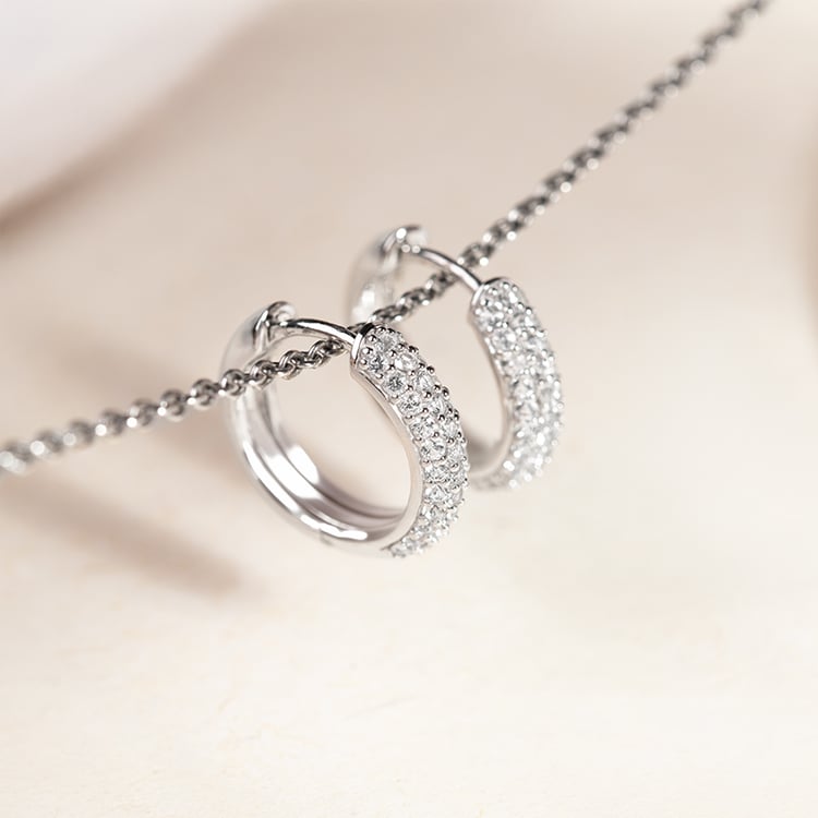 Strieborné pavé kruhové náušnice s bielymi topazmi Shaviv 149140