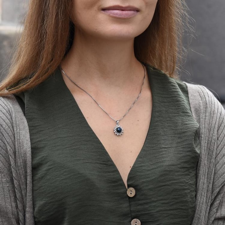 Romantický strieborný náhrdelník s čiernou perlou a zirkónmi Nena 49299