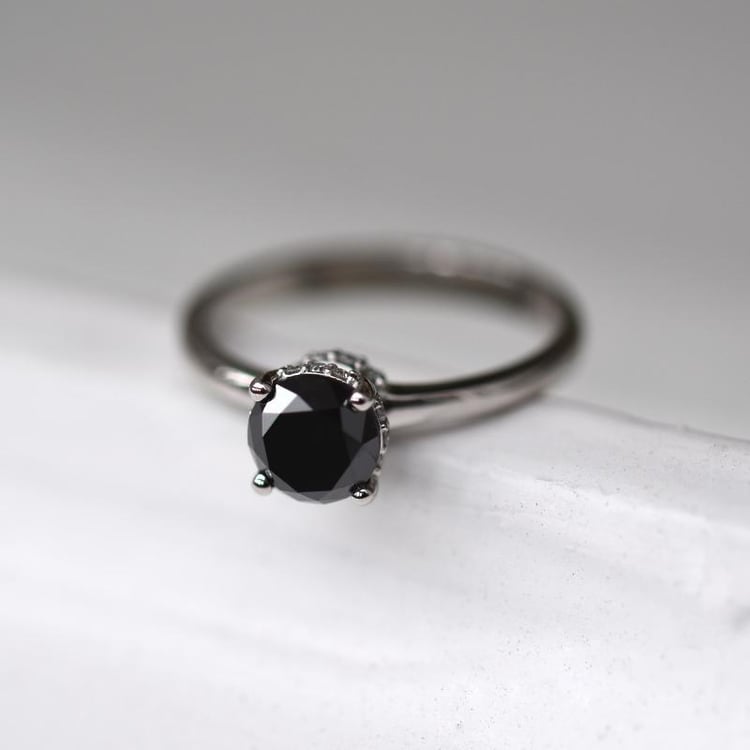 Zlatý zásnubný prsteň s čiernym a bielymi diamantmi 48691