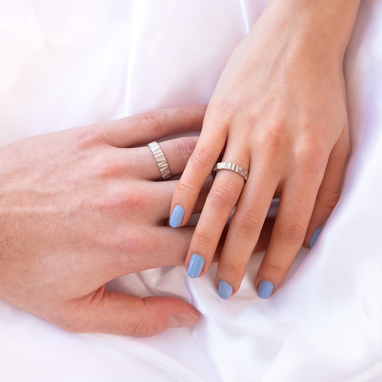 Zlaté tvarované obrúčky s matným povrchom a diamantmi Mio 97795