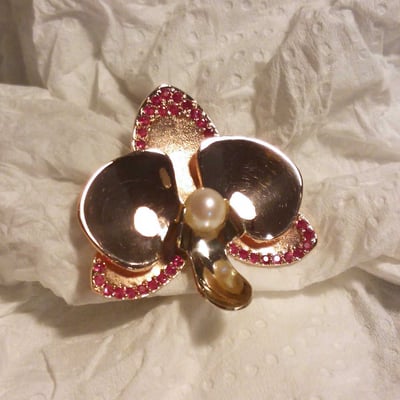 Detail kvetu s perlou