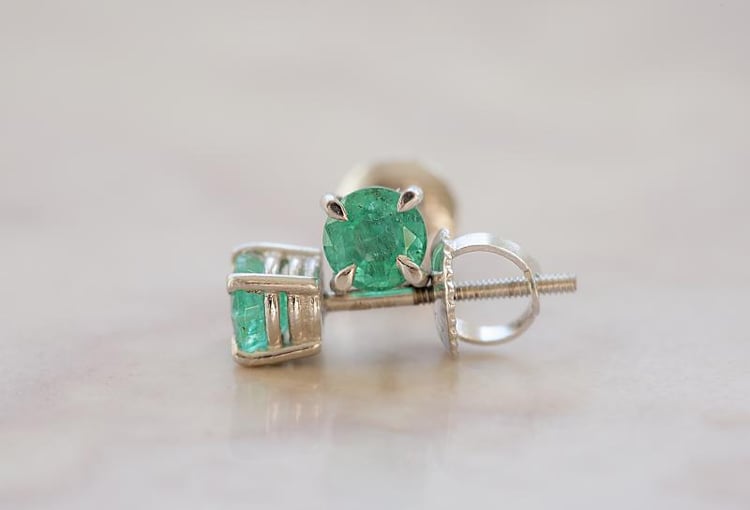 Smaragdové šrubovacie náušnice z 18k zlata Eireen 2858