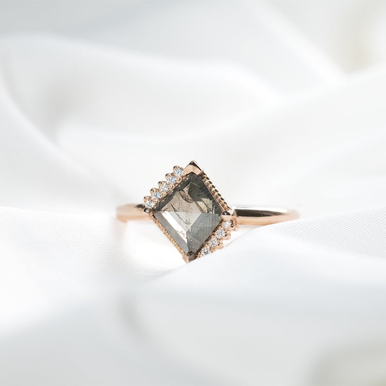 Lozenge prsteň so salt and pepper diamantom a diamantmi Dalton 131305