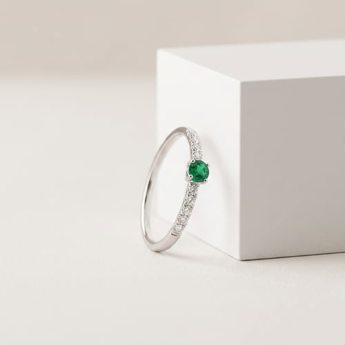 Strieborný prsteň so smaragdom a bočnými lab-grown diamantmi Nikey