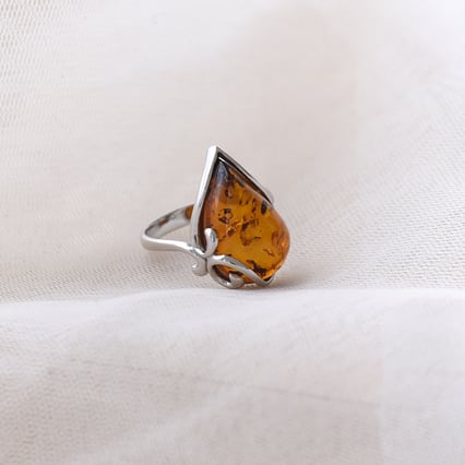Kvapka jantáru v krásnom striebornom prsteni Bondye