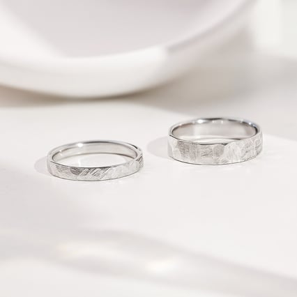 Platinové svadobné obrúčky s tepaným povrchom Rayen