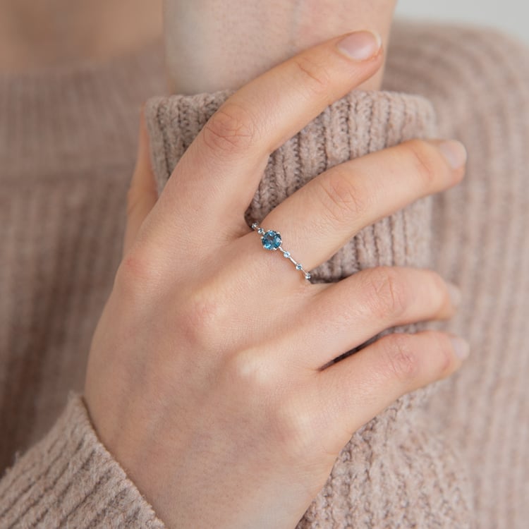 Prsteň s londýnským topásom a postrannými švajčiarskými topásmi Jelena 124784