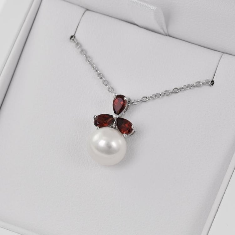 Strieborný prívesok s granátmi a perlou 28813