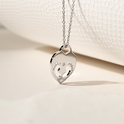 Strieborný prívesok detské nožičky s diamantom a gravírom Sophia