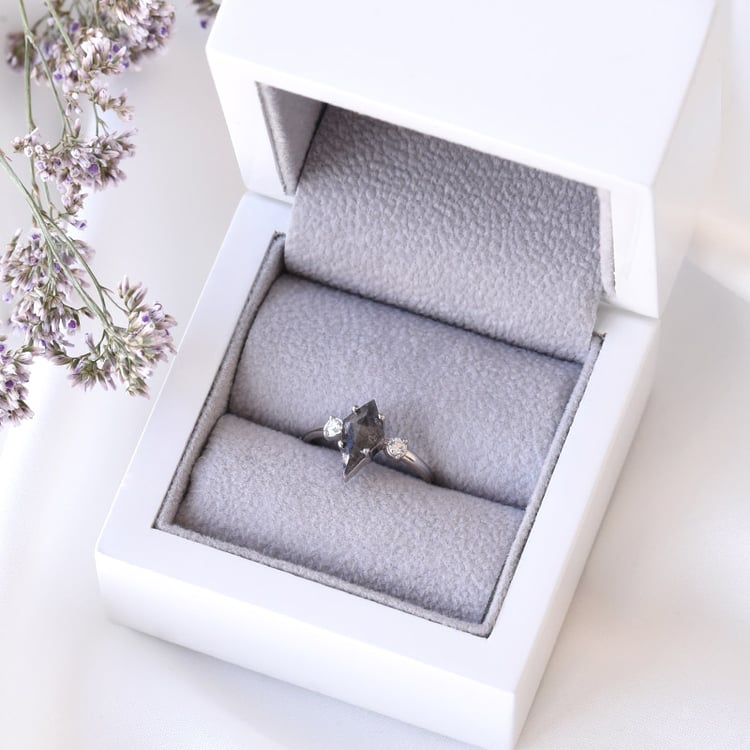 Zlatý prsteň s kite salt and pepper diamantom a potrannými diamantmi 79901