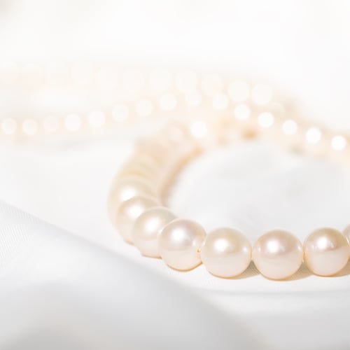 Elegantný zlatý náhrdelník s 6-6.50mm perlami Dahra