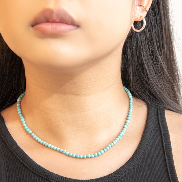 Strieborný náhrdelník s howlitovými korálkami Millar 104445