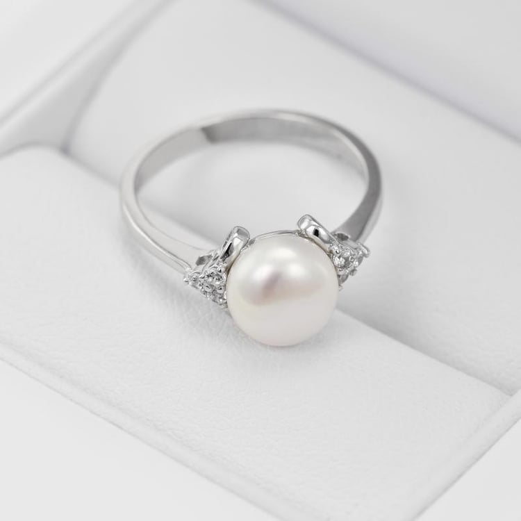 Strieborný prsteň s bielou perlou 20775