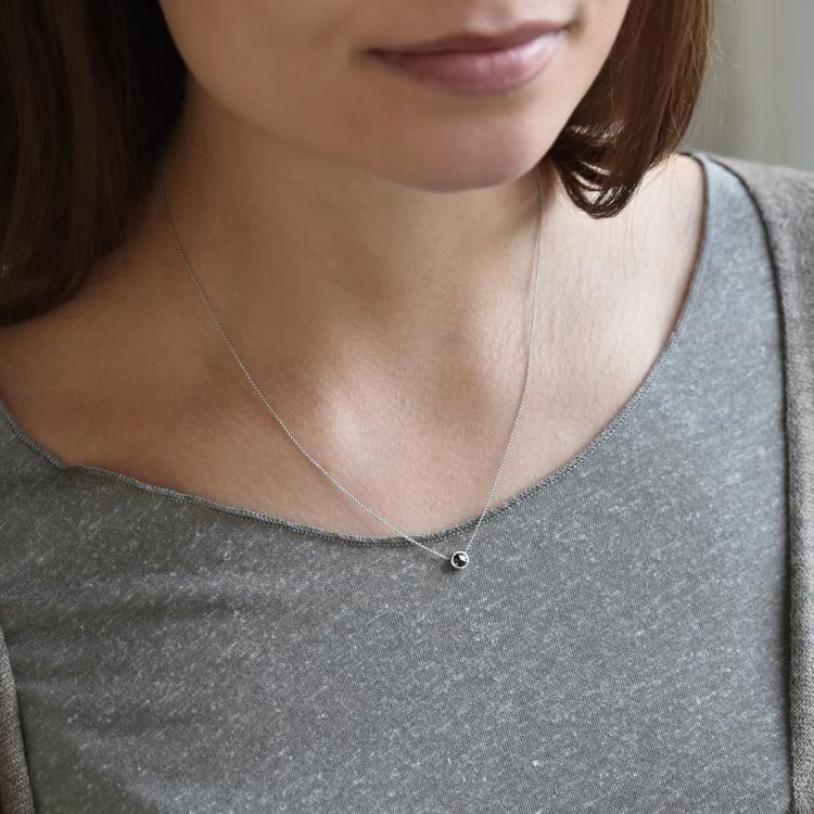 Zlatý náhrdelník bezel s čiernym diamantom 38524