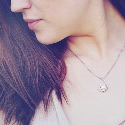 Strieborný náhrdelník s perlou