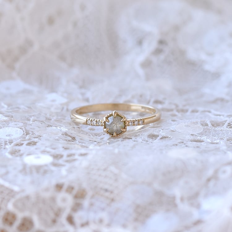 Prsteň so salt'n'pepper diamantom 67454