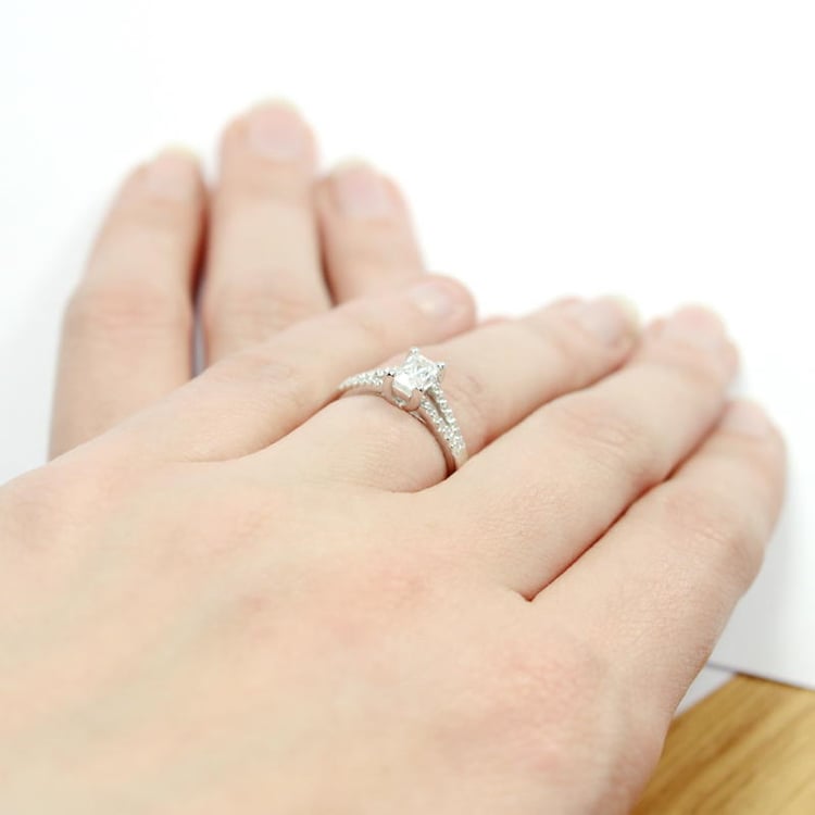 Zlatý diamantový prsteň na ruke Hilary 5001